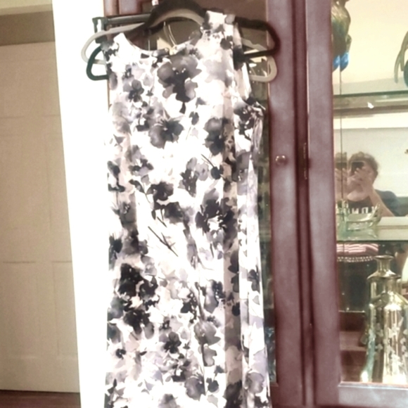 DKNY DRESS WHITE BACKGROUND WITH BLACK FLORAL DESIGN SIZE 2 - Picture 1 of 8